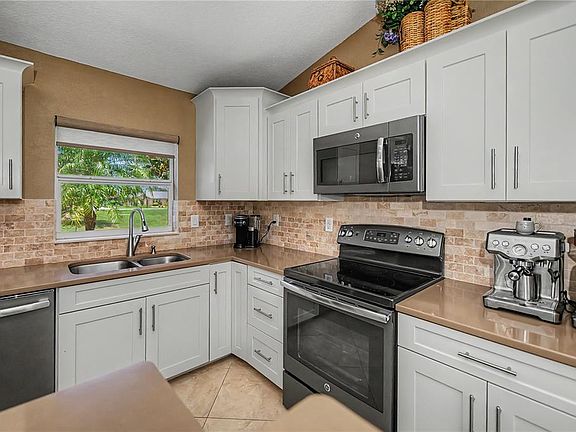 4th image of 419 Bahia Grande Ave
