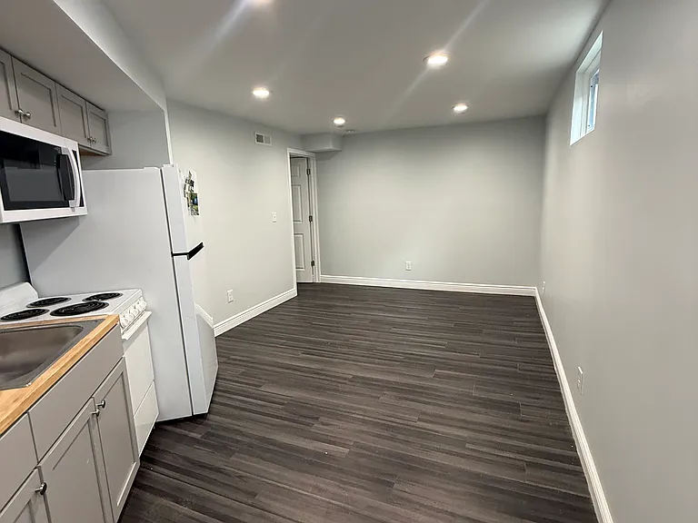 518 Clinton Springs Ave #3 — Photo 1