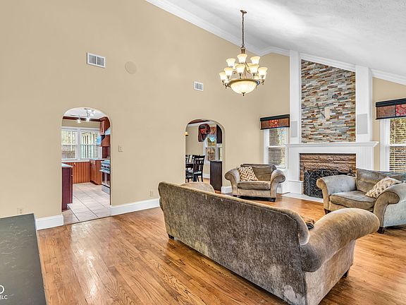 3rd image of 1101 Southview Dr