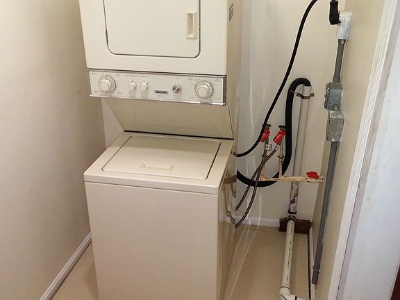 laundry room with washerand dryer