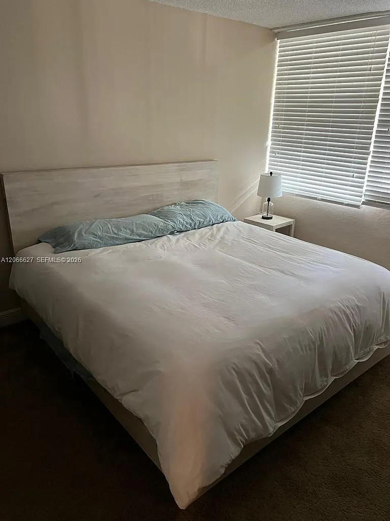 Lakeshore Club Condo — Photo 4