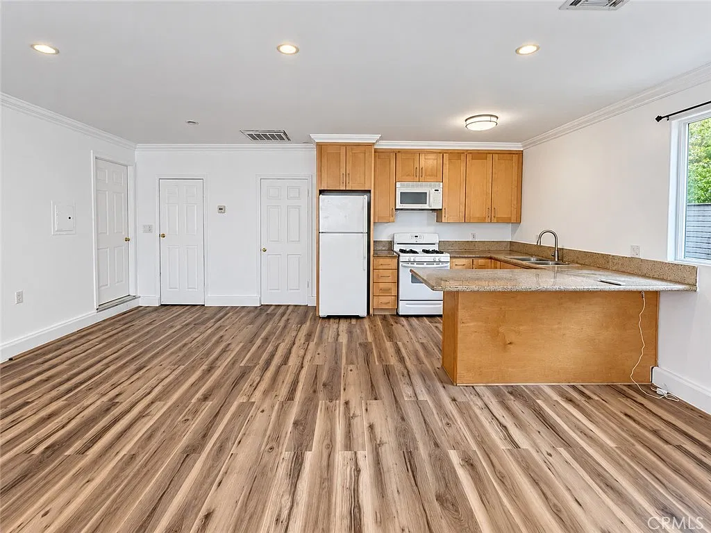 1 bed, 600 sqft, $2,100 — Photo 3