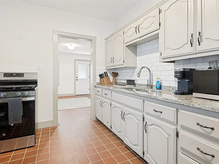 2723 Sharon St — Photo 11