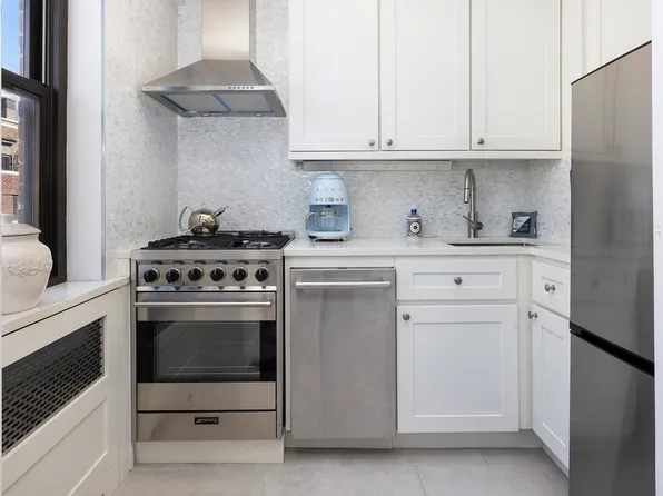 405 East 63rd Street image 3 of 6