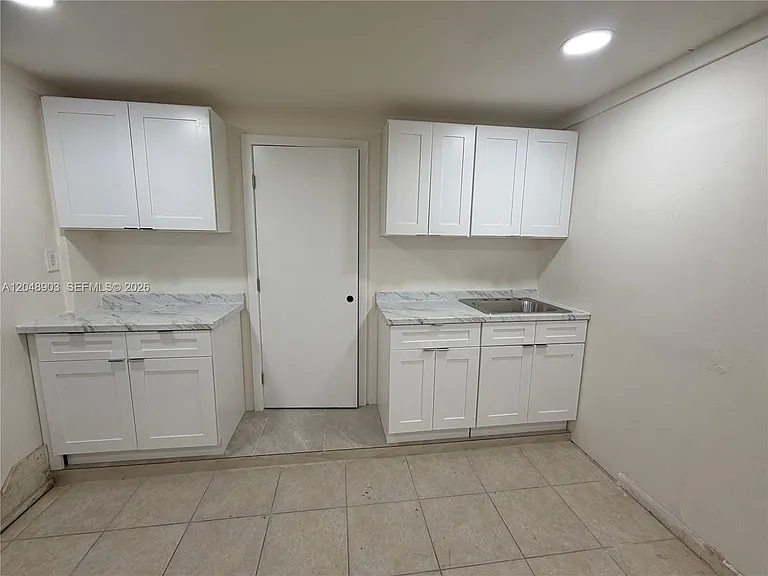 725 SW 1st Ave #1 — Photo 2