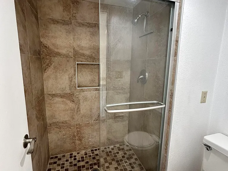 329 E Ambassador Dr — Photo 17