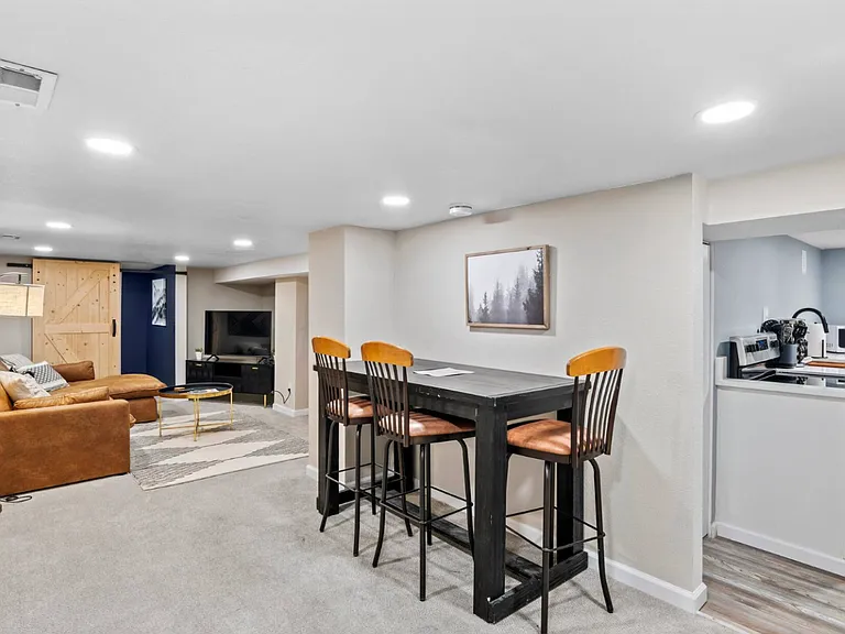 135 S Hooker St — Photo 9