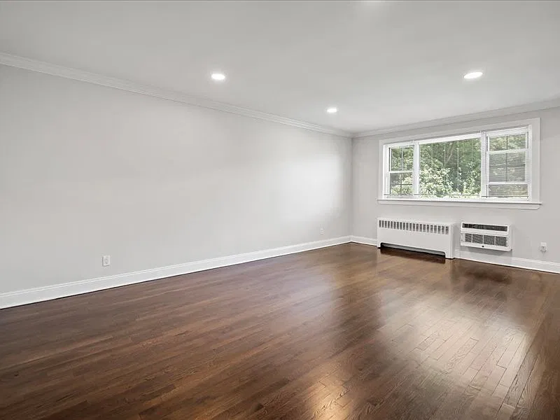 Whitehall Apartments — Photo 4