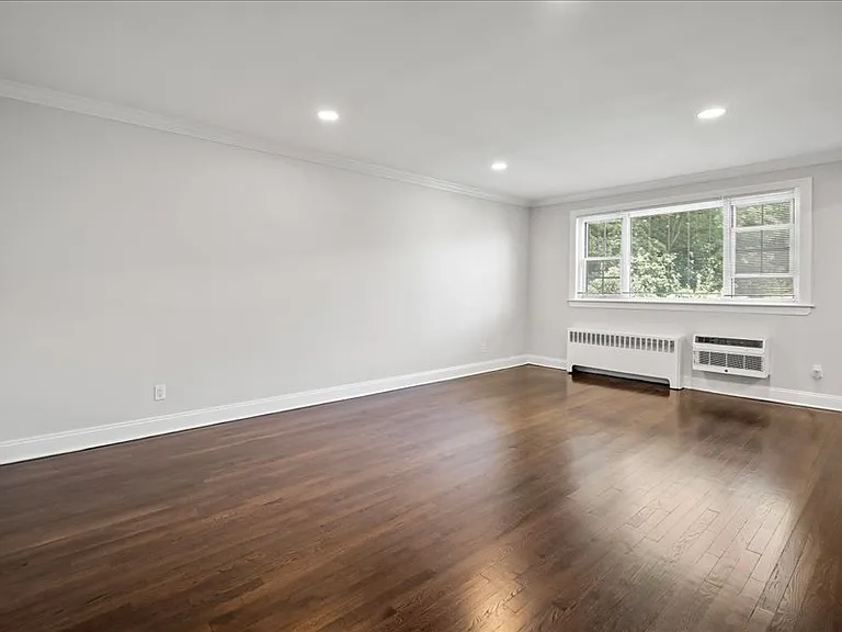 Whitehall Apartments — Photo 4