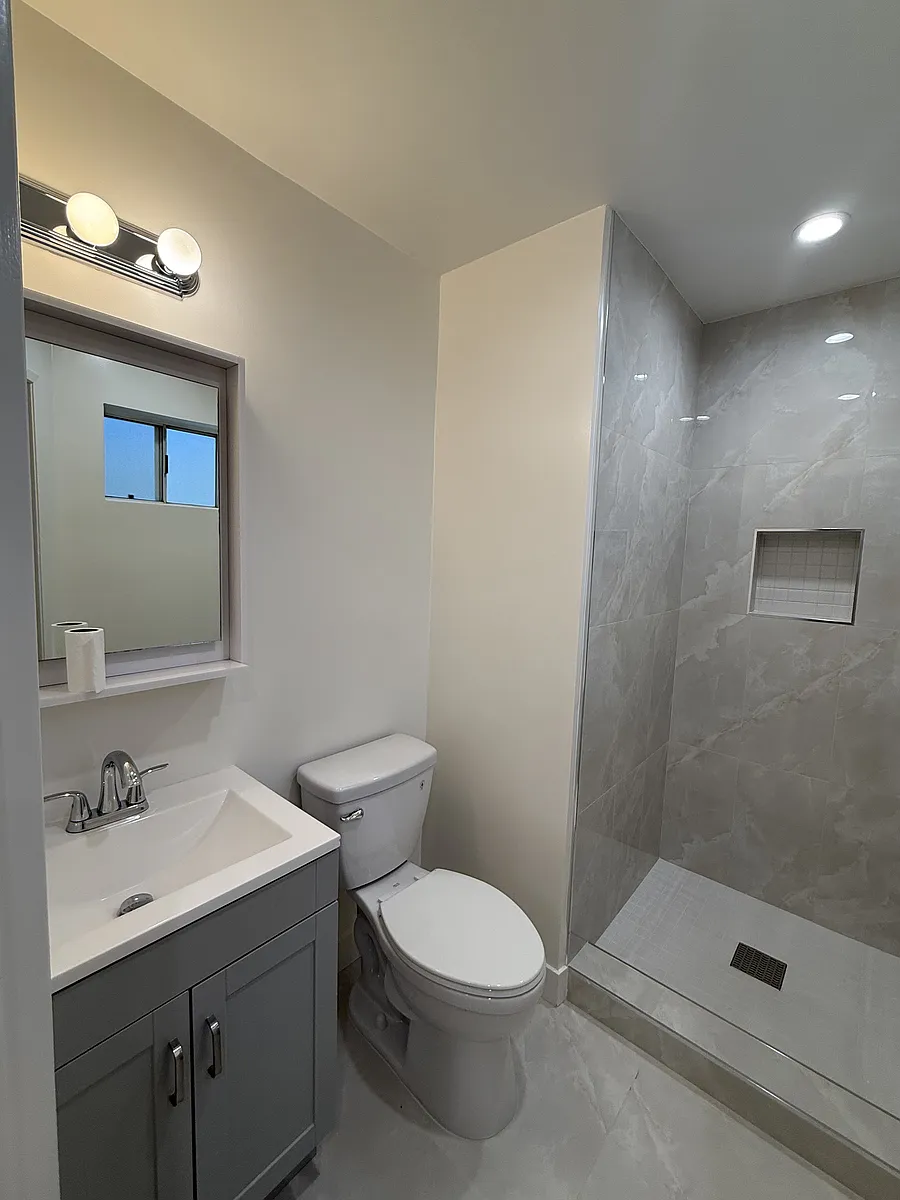 Building Photo - 810 W Dryden St #3