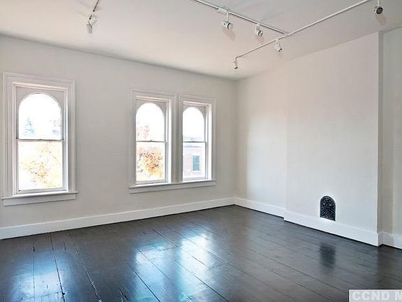 4th image of 423 Warren St