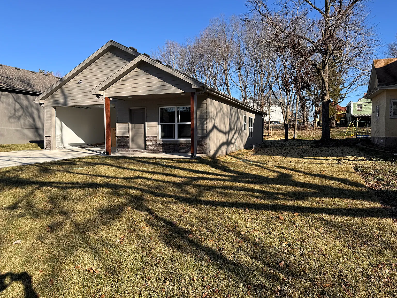 3 bed, 1200 sqft, $2,100 — Photo 2