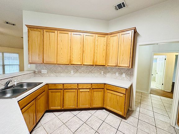 5th image of 1101 Hunters Creek Dr