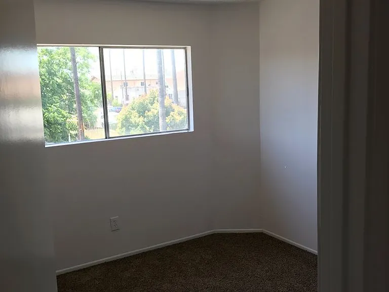 4252 Woodlawn Ave — Photo 1