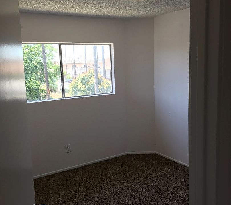 1st image of 4252 Woodlawn Ave #355