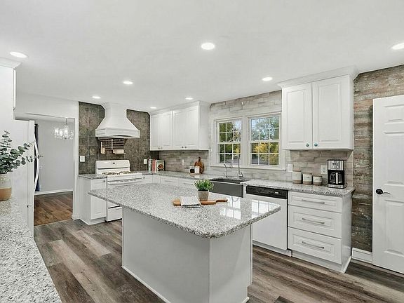 2nd image of 10710 Porter St