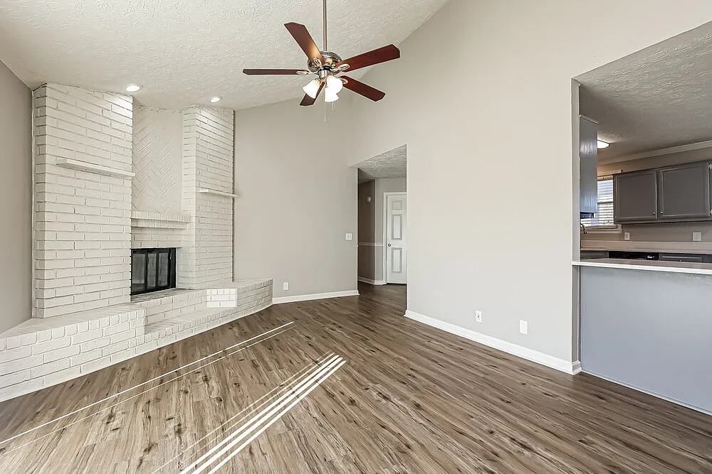 3 bed, 2.0 bath, 1596 sqft, $2,170 — Photo 4