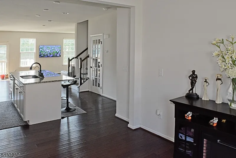 3 bed, 3.5 bath, 2400 sqft, $3,800 — Photo 4