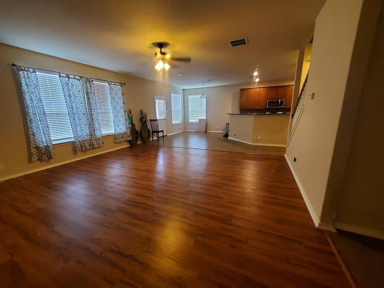 4 bed, 2.5 bath, 2701 sqft, $2,200 — Photo 3