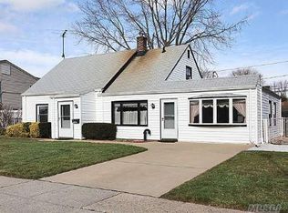 135 Cotton Ln, Levittown, NY 11756