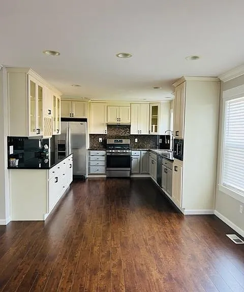 2400 SE 3rd St — Photo 3