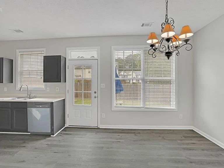3081 Kentmere Dr — Photo 6