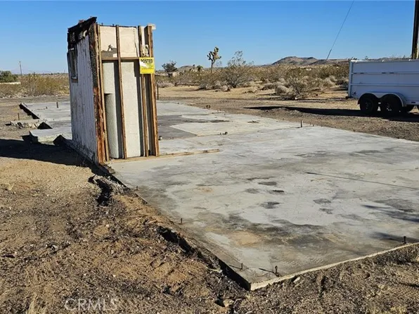 57186 Karol Rd, Landers, CA 92285