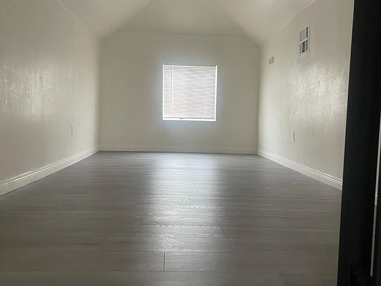 242 W East St — Photo 8