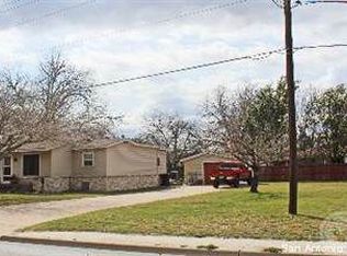 713 W Hondo Ave, Devine, TX 78016