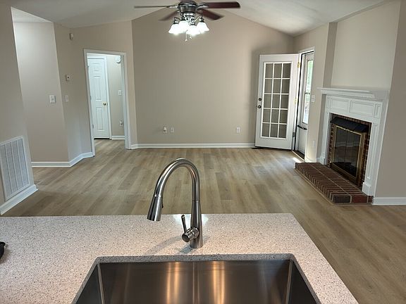 4th image of 122 Woodbridge Ct