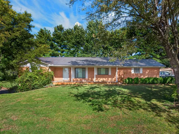1104 Fairview Dr, Dandridge, TN 37725