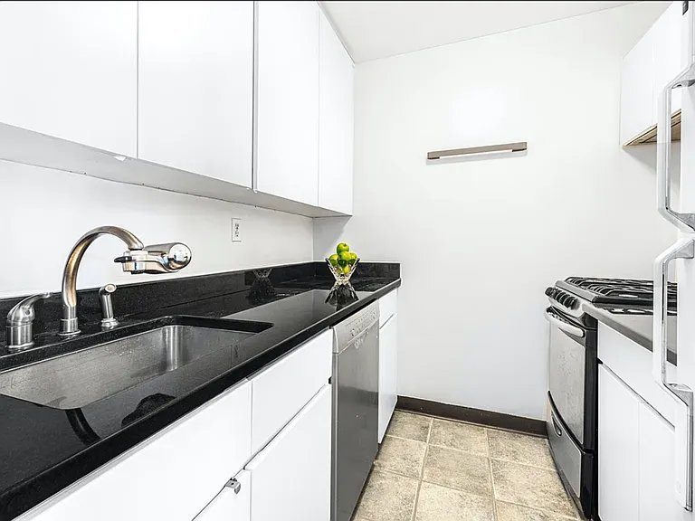 310 E 46th St #16D — Photo 3