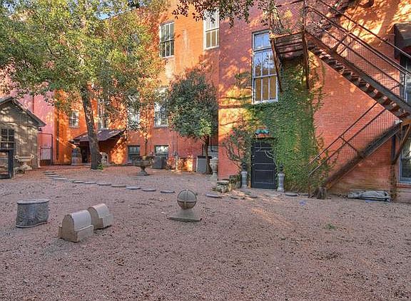 2nd image of 502 W Mistletoe Ave