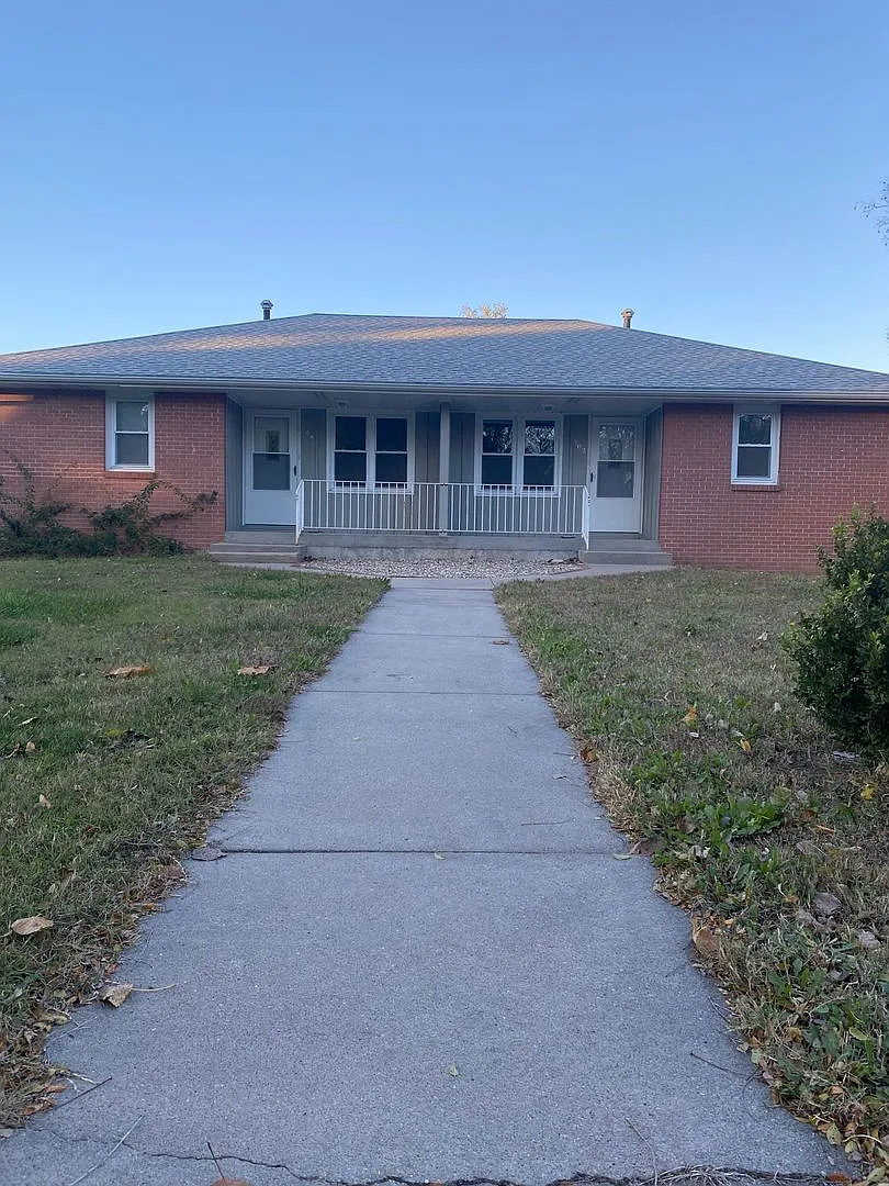 Spacious Duplex in Great Location — Photo 1
