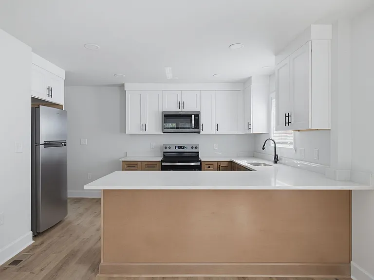 1370 Seminole Dr — Photo 6
