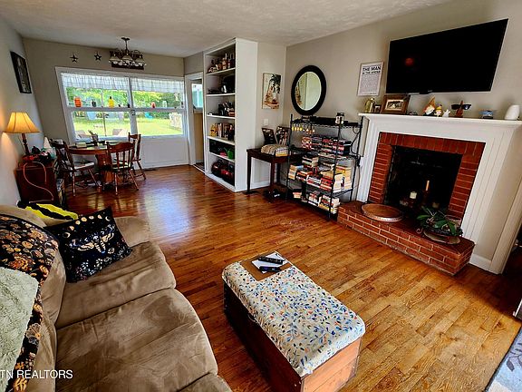 3rd image of 504 Gilliland Ln