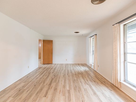 5th image of 3409 High Meadows Dr