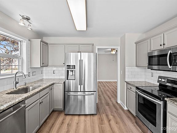 3rd image of 528 Willow Landing Dr