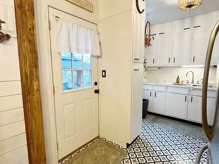 332 Chicago Ave — Photo 16