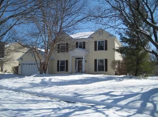 945 Ridgewood Dr, Cary, IL 60013