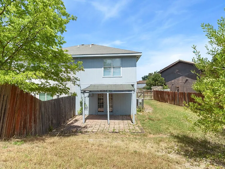 2410 Royal Crest Cir — Photo 17