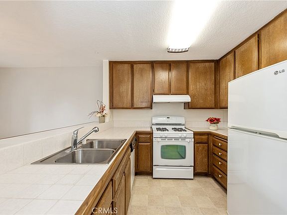 3rd image of 25728 View Pointe