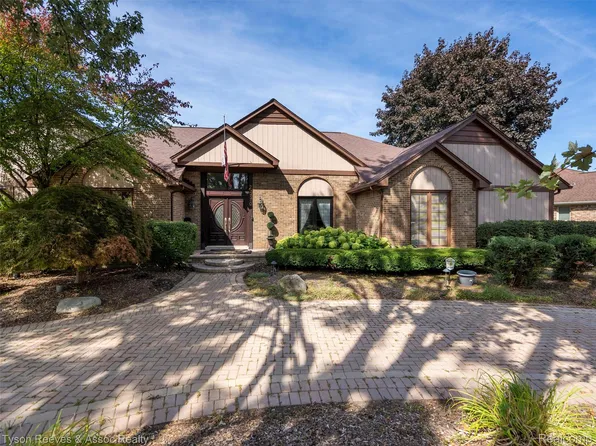 22770 Shadowglen Dr, Farmington Hills, MI 48335