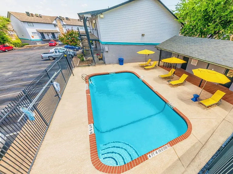 Emerson Apartments at Town Lake — Photo 9