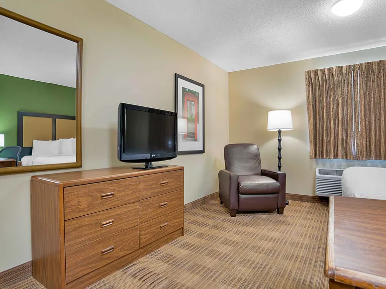 1 Bedroom Suite - 1 Queen Bed