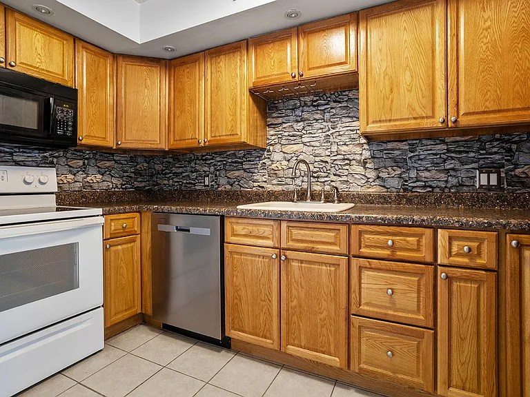 115 Beechnut St #A3 — Photo 10