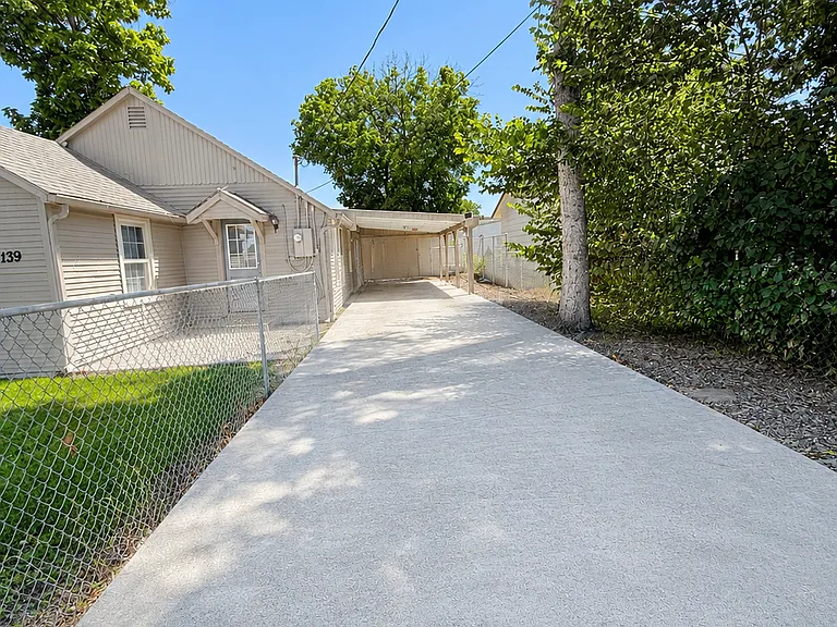 1139 Powell Ave — Photo 2