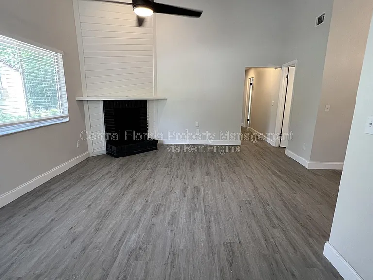 916 Robinhood Ct — Photo 3