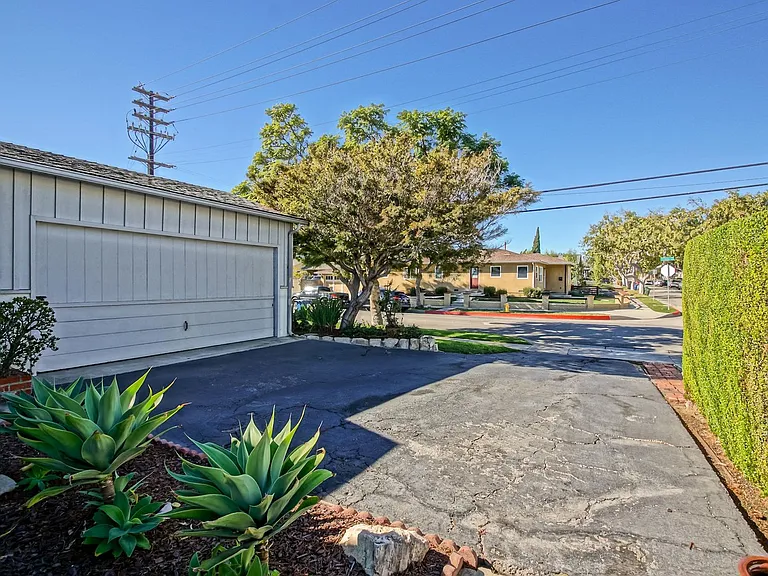 14226 Isis Ave — Photo 4