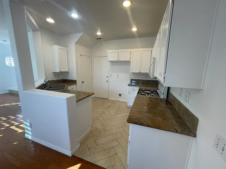1080 Tustin Grove Dr — Photo 4